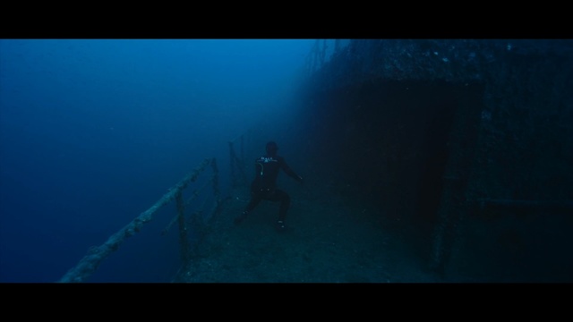 Video Reference N12: underwater diving, water, underwater, freediving, atmosphere, scuba diving, light, sea, darkness, screenshot