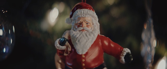 Video Reference N1: Santa claus, Statue, Garden gnome, Christmas, Figurine, Facial hair, Fictional character, Lawn ornament, Beard, Interior design