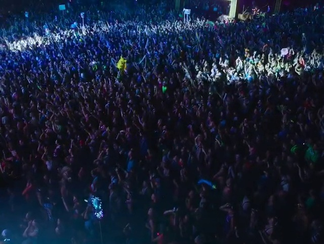 Video Reference N0: Crowd, Audience, People, Performance, Light, Purple, Event, Nightclub, Music venue, Night