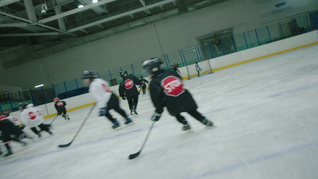 Video Reference N4: Sports, Ice hockey, Hockey, Ice rink, Team sport, Stick and Ball Games, Tournament, Hockey protective equipment, Ball game, Player