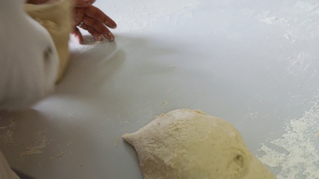 Video Reference N4: dough, baking, powdered sugar