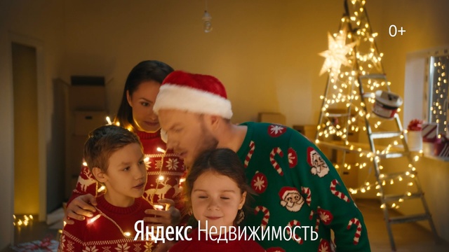 Video Reference N0: Christmas, Christmas tree, Christmas ornament, Christmas eve, Event, Holiday, Tradition, Christmas lights, Christmas decoration, Happy, Person