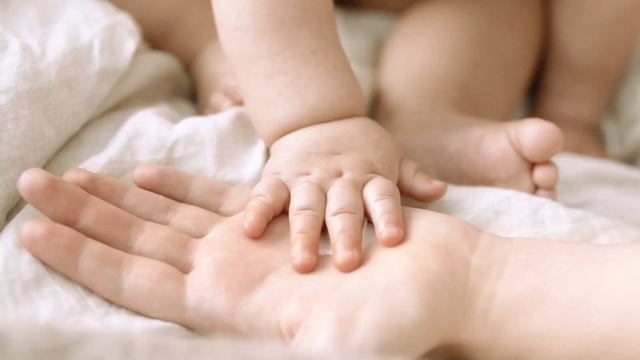 Video Reference N5: mother, hand, born, care, skin, leg, body, healing, hands, finger, health, human, massage