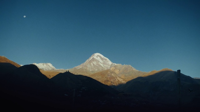 Video Reference N0: Mountainous landforms, Mountain, Sky, Mountain range, Blue, Highland, Ridge, Cloud, Wilderness, Alps