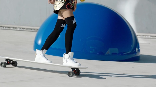 Video Reference N0: footwear, shoe, skating, joint, skateboarding equipment and supplies, roller skates, knee, roller skating, recreation