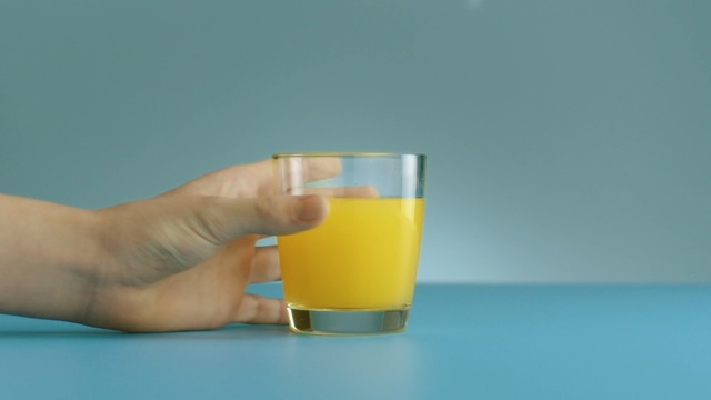 Video Reference N3: glass, juice, drink, beverage, cup, sour, liquid, alcohol, cold, refreshment, container, healthy