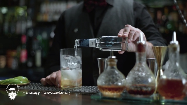 Video Reference N0: Drink, Alcoholic beverage, Distilled beverage, Alcohol, Water, Liqueur, Gin and tonic, Glass, Bar, Cocktail, Person