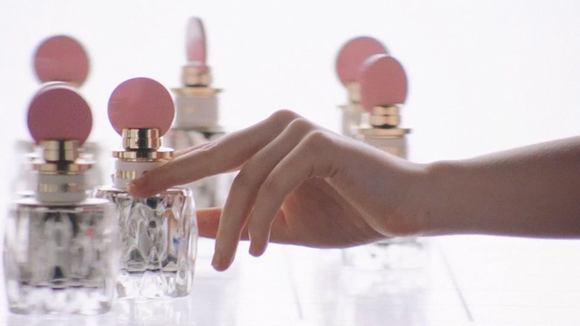 Video Reference N1: Finger, Hand, Pink, Nail, Perfume, Gesture, Thumb, Cosmetics, Glass, Person