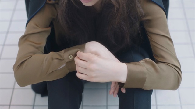 Video Reference N0: Beige, Arm, Hand, Finger, Shoulder, Outerwear, Jacket, Joint, Gesture, Sleeve, Person