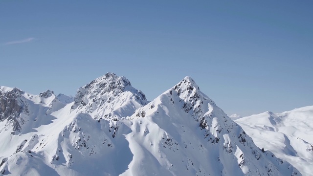 Video Reference N3: Mountainous landforms, Mountain, Mountain range, Snow, Glacial landform, Massif, Ridge, Winter, Geological phenomenon, Alps