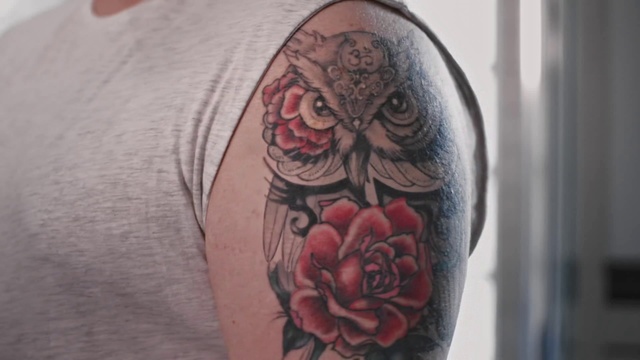 Video Reference N4: Tattoo, Shoulder, Arm, Temporary tattoo, Joint, Human body, Flesh, Muscle, Font, Rose