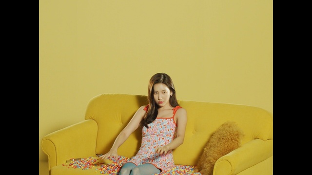 Video Reference N0: Yellow, Sitting, Beauty, Snapshot, Happy, Leg, Neck, Dress, Thigh, Long hair, Person