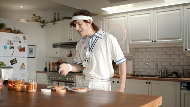 Video Reference N9: cook, chief cook, kitchen, cuisine, countertop, cooking, food, chef, service, taste, Person