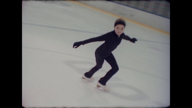 Video Reference N4: Figure skate, Skating, Ice skating, Ice skate, Figure skating, Recreation, Axel jump, Sports, Sports equipment, Ice dancing