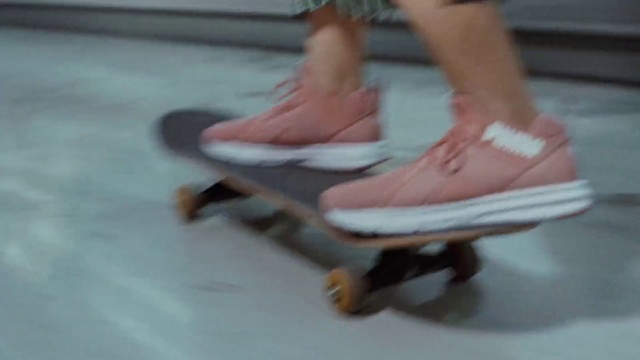 Video Reference N2: Footwear, Skateboarding Equipment, Leg, Skateboarding, Skateboard, Sports equipment, Shoe, Recreation, Human leg, Skating