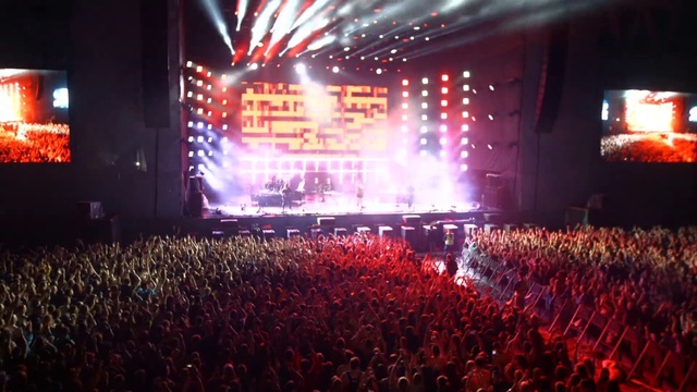 Video Reference N8: Performance, Entertainment, Stage, Crowd, Concert, Rock concert, Red, Light, Performing arts, Event