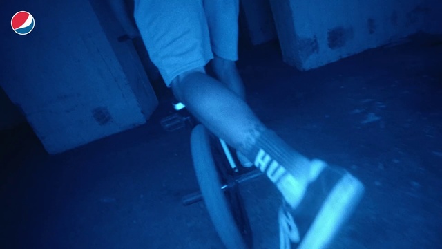 Video Reference N7: Blue, Leg, Electric blue, Hand, Human leg, Finger, Shoe