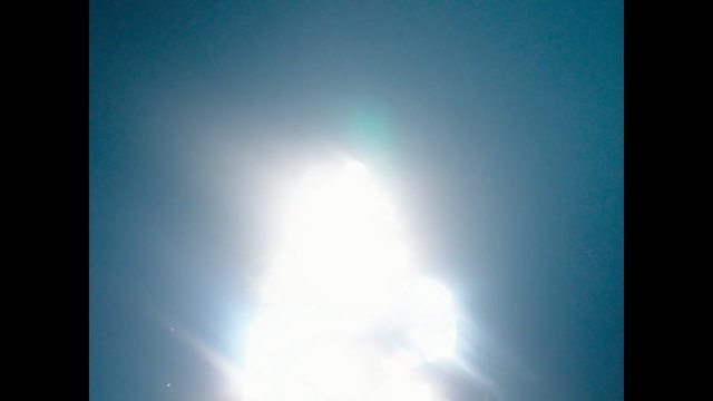 Video Reference N4: Sky, Atmosphere, Daytime, Blue, Light, Atmospheric phenomenon, Sunlight, Lens flare, Calm, Astronomical object