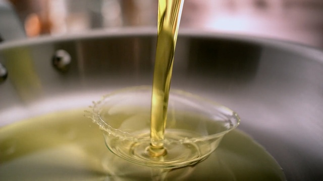 Video Reference N1: Water, Vegetable oil, Soybean oil, Cooking oil, Liquid, Olive oil, Fluid, Oil, Drink, Drop