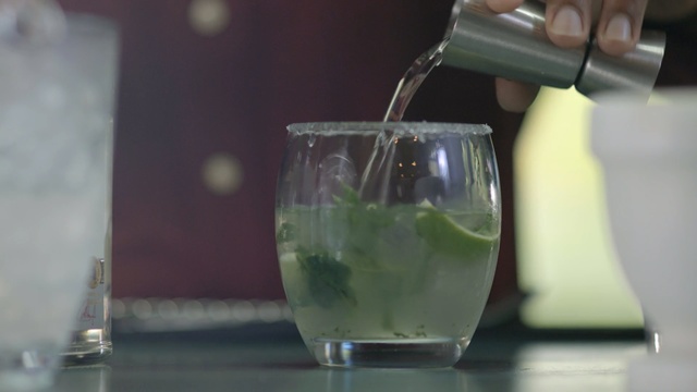Video Reference N7: drink, mojito, cocktail, caipirinha, alcoholic beverage, rebujito, non alcoholic beverage, gin and tonic, liqueur, the rickey