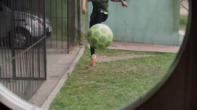Video Reference N1: Ball, Soccer ball, Football, Soccer, Sports equipment, Freestyle football, Grass, Street stunts, Net, Leisure
