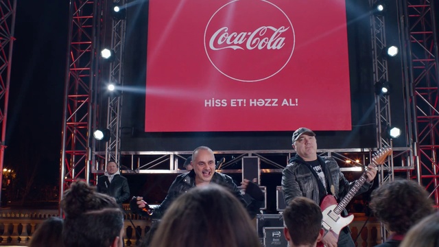 Video Reference N2: Red, Cola, Coca-cola, Drink, Event, Performance, Carbonated soft drinks, Stage, Soft drink, Crowd