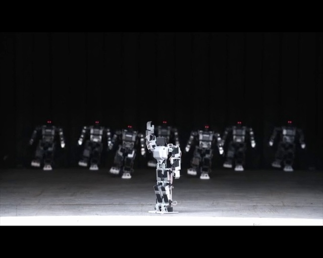 Video Reference N1: Black, Performance, Darkness, Performance art, Performing arts, Stage, Event, Robot, Black-and-white, Photography
