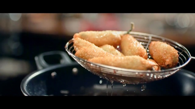 Video Reference N3: fried food, food, frying, cuisine, deep frying, dish, onion ring, snack, finger food, oliebol