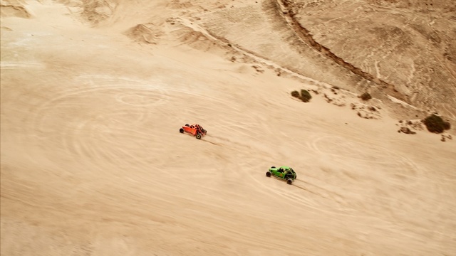 Video Reference N3: Sand, Natural environment, Desert, Geological phenomenon, Landscape, Ecoregion, Geology, Aeolian landform, Dune, Soil, Outdoor, Water, Snow, Riding, Board, Mountain, Man, Hill, Brown, Laying, People, Beach, Slope, White, Skiing, Group, Track, Game, Standing, Ocean, Ground