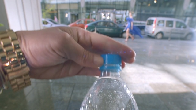 Video Reference N1: Water, Plastic bottle, Bottled water, Water bottle, Bottle, Drinking water, Transparent material, Fluid, Hand, Glass