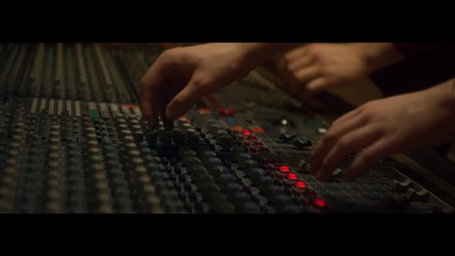 Video Reference N0: Audio equipment, Mixing console, Sound engineer, Audio engineer, Technology, Electronic device, Nail, Mixing engineer, Electronic instrument