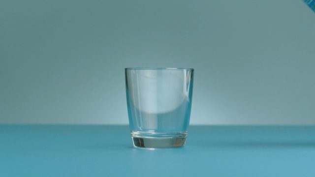 Video Reference N0: glass, cup, drink, beverage, container, alcohol, liquid, transparent, cold