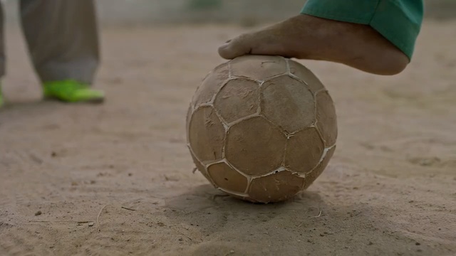 Video Reference N4: clay, sand, ball, Person