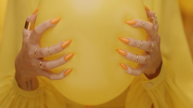 Video Reference N0: Yellow, Nail, Finger, Hand, Skin, Close-up, Gesture, Thumb, Nail care, Smile