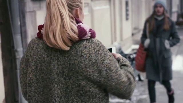 Video Reference N0: Street fashion, Clothing, Blond, Outerwear, Fashion, Sweater, Fur, Wool, Headgear, Textile