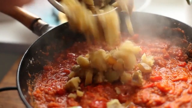 Video Reference N2: Dish, Food, Cuisine, Ingredient, Arrabbiata sauce, Recipe, Produce, Meat, Marinara sauce, Bolognese sauce
