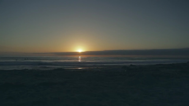 Video Reference N0: horizon, sea, sky, ocean, sunrise, sun, sunset, calm, shore, atmosphere