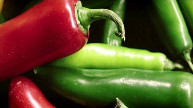 Video Reference N0: natural foods, vegetable, chili pepper, local food, serrano pepper, bell peppers and chili peppers, peperoncini, cayenne pepper, produce, close up