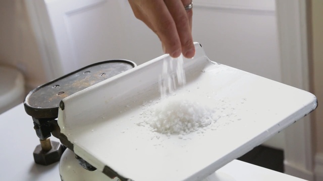 Video Reference N5: hand, close up, salt, weighing- machine