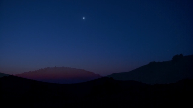 Video Reference N1: sky, atmosphere, horizon, night, dawn, highland, astronomical object, darkness, moonlight, daytime
