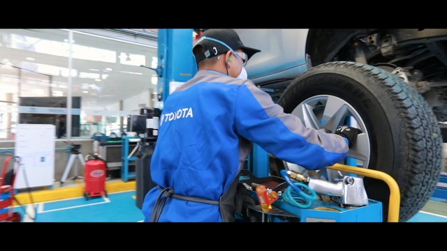 Video Reference N2: motor vehicle, blue, car, tire, wheel, automotive tire, automotive wheel system, mechanic, vehicle, automotive design