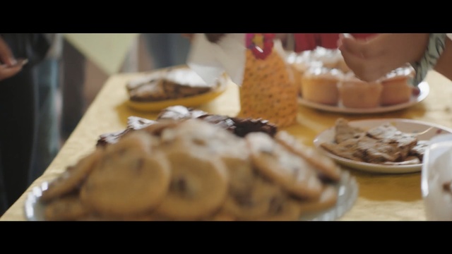 Video Reference N3: food, baking, dessert, cookies and crackers, dish, snack, baked goods, breakfast, cuisine, ice cream