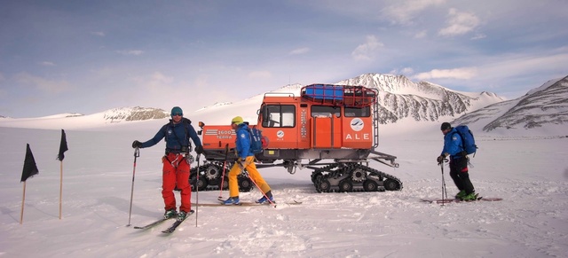 Video Reference N3: Snow, Ski Equipment, Ski, Ski mountaineering, Winter sport, Winter, Skiing, Geological phenomenon, Recreation, Ski touring