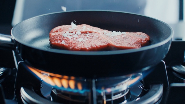 Video Reference N1: Food, Dish, Cuisine, Red meat, Ingredient, Frying pan, Beef, Cookware and bakeware, Sirloin steak, Crock