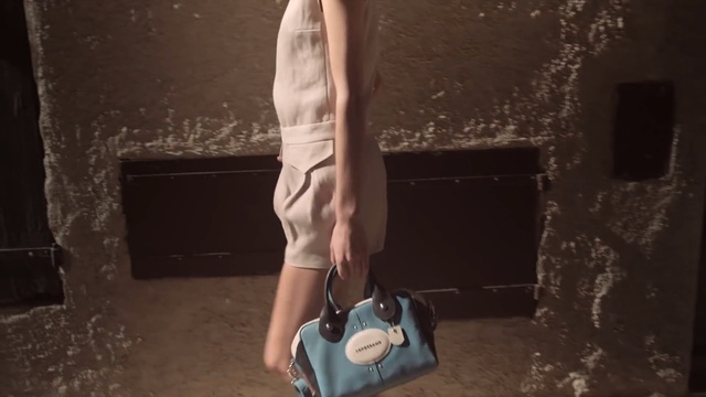 Video Reference N0: Shoulder, Fashion, Bag, Human body, Leg, Baggage, Shoe, Fashion accessory, Satchel, Luggage and bags