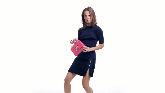 Video Reference N0: Shoulder, Clothing, Arm, Joint, Standing, Pink, Fashion, Sleeve, Neck, T-shirt, Person