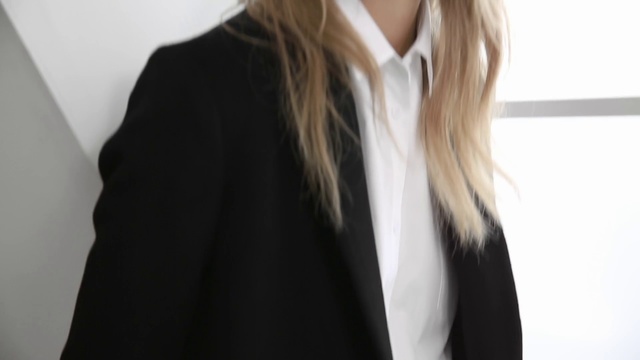 Video Reference N0: Hair, Clothing, White, Outerwear, Hairstyle, Sleeve, Neck, Blond, Long hair, Fashion