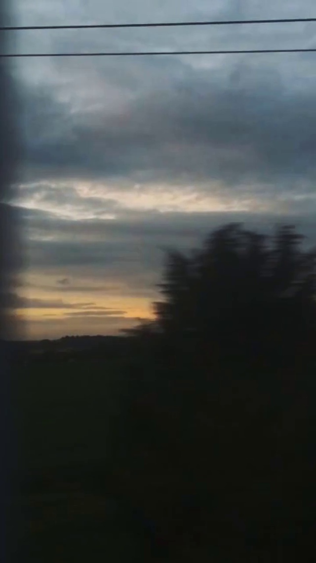 Video Reference N0: Sky, Cloud, Atmospheric phenomenon, Horizon, Atmosphere, Evening, Morning, Daytime, Dusk, Tree