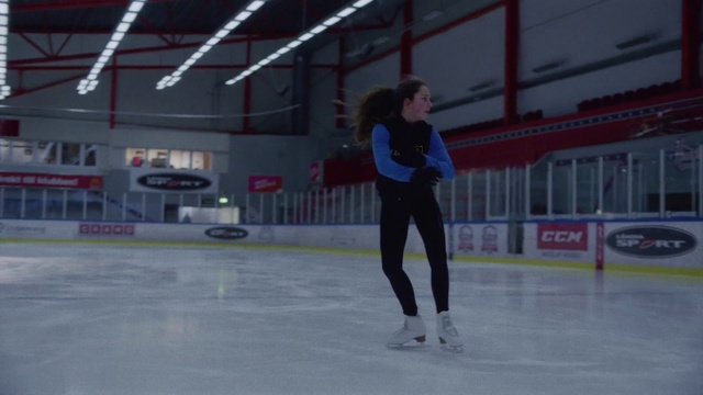 Video Reference N0: Ice skating, Figure skate, Skating, Ice skate, Sports, Recreation, Ice rink, Sports equipment, Figure skating, Fun