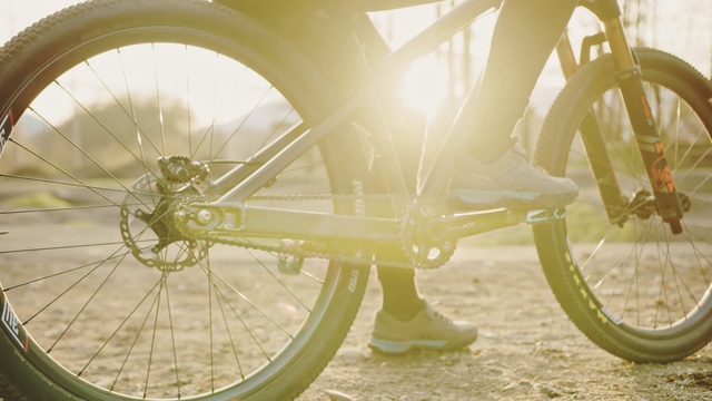 Video Reference N1: Bicycle wheel, Bicycle part, Spoke, Wheel, Bicycle tire, Bicycle, Bicycle drivetrain part, Vehicle, Rim, Tire